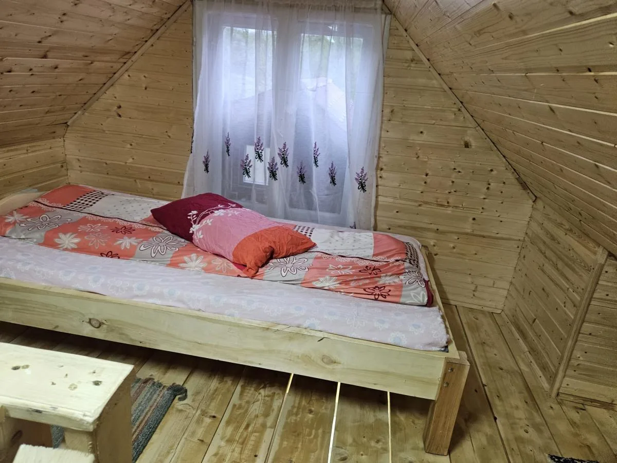 Interior din lemn al căsuței Drăgan
