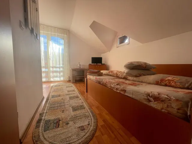 Cameră cu mobilier din lemn