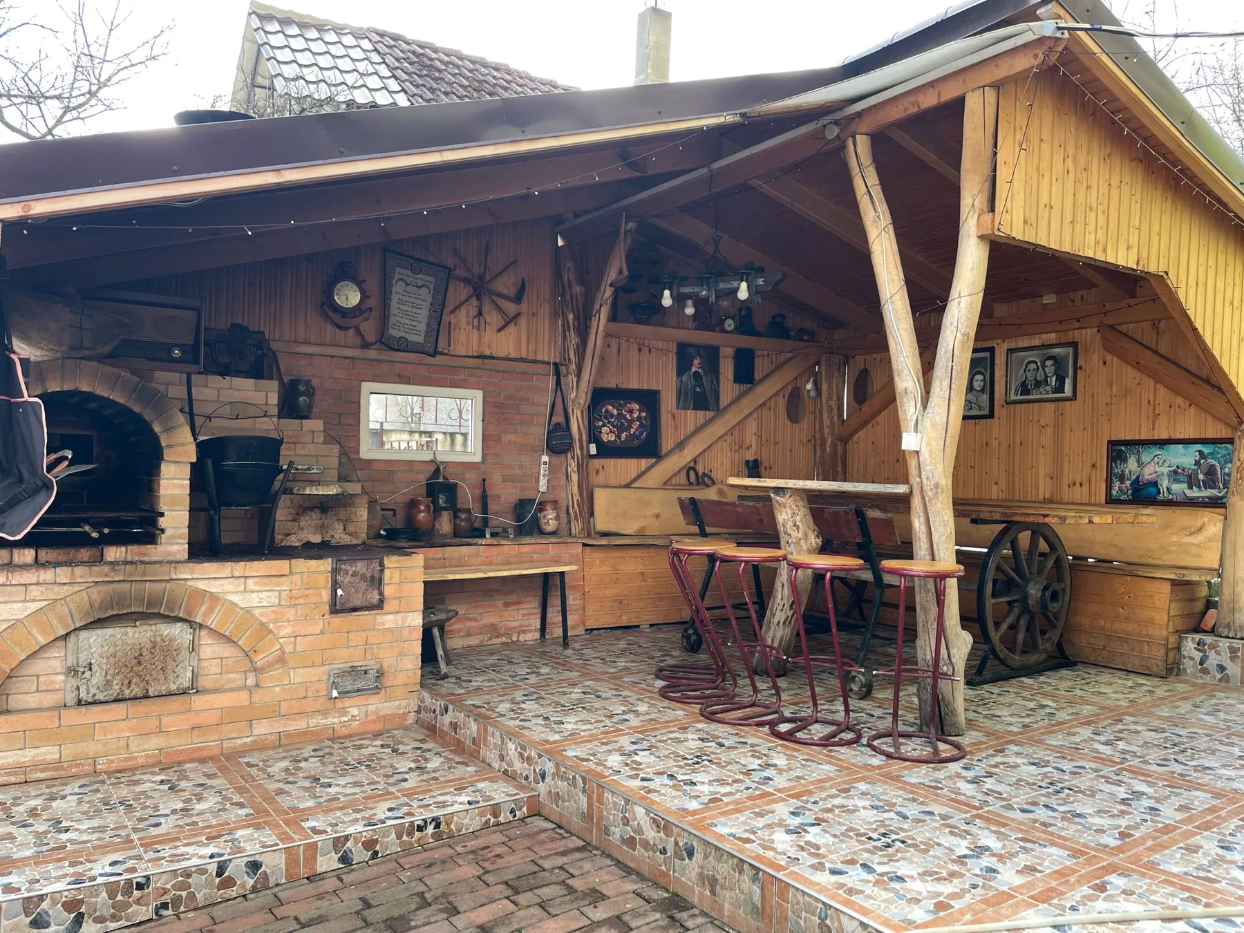 Terasa rustică și bucătăria de vară La Drăgan
