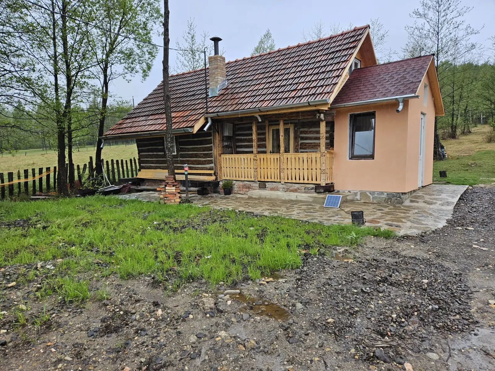 Casa Drăgan, înconjurată de copaci și natură